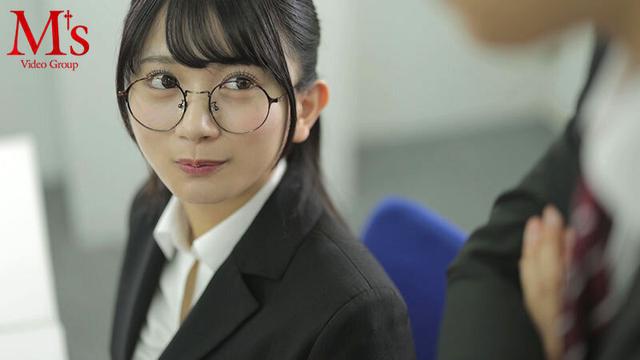 出張先のホテルで大人しい後輩女子社員とまさかの相部屋シングルベッド 突然、豹変した彼女は困惑するボクを密着誘惑し朝が来るまでひたすら痴女り続けた。 北岡果林 サンプル画像 1