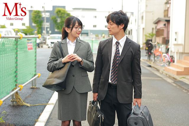 出張先のホテルで大人しい後輩女子社員とまさかの相部屋シングルベッド 突然、豹変した彼女は困惑するボクを密着誘惑し朝が来るまでひたすら痴女り続けた。 北岡果林 サンプル画像 2