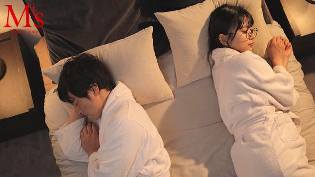 出張先のホテルで大人しい後輩女子社員とまさかの相部屋シングルベッド 突然、豹変した彼女は困惑するボクを密着誘惑し朝が来るまでひたすら痴女り続けた。 北岡果林 サンプル画像 3