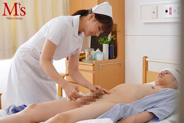 ボクは患者、彼女はナース。 大好きだった同級生と病院で5年ぶりの再会。両想いだったボクらは恋人の不在中、病室で何度も何度も求め合い中出しセックスしまくった。 根尾あかり サンプル画像 2