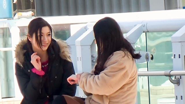 綺麗でエッチなおねえさんが街でウブそうな素人女子をレズナンパ 5 サンプル画像 1
