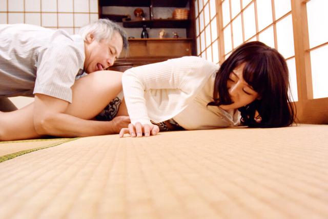 同居する息子の嫁を●す！！ 邪欲にまみれた義父の家庭内NTR近親姦 3人4時間 サンプル画像 9