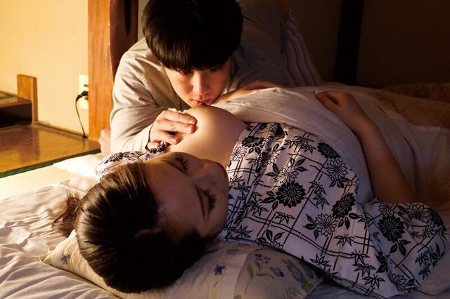 四十路の巨乳母 溢れる性欲！男根に悶える淫靡な身体 6人4時間 サンプル画像 1
