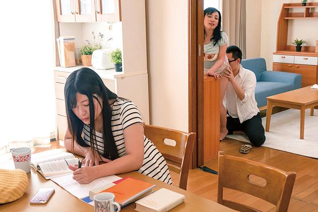 バチクソ大ヒット！ロングセールシリーズ！彼女に内緒で彼女の母ともヤってます…6タイトルノーカットフル尺ベスト2 780分4枚組 サンプル画像 10
