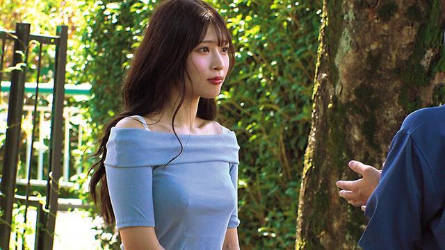 素人女子大生をガチナンパ！パンティ素股でカチカチのおち〇ぽがアソコに擦れてパンティは恥じらい汁まみれ！そのまま生で擦り合わせて、ぬっるぬっるワレメにズボっと入って連続生中出しSEX！！ サンプル画像 1