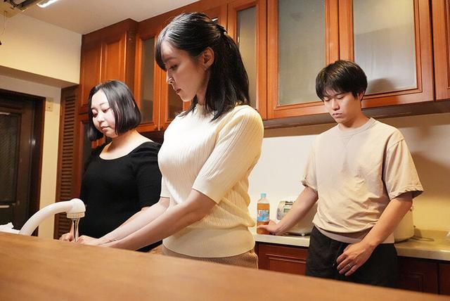嫁の母親のお風呂を覗いてしまって…フル勃起巨根を見た嫁母が嫁に内緒で癒してくれました… 宇佐美すい サンプル画像 4