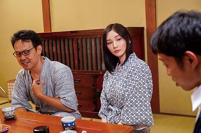 家族に内緒でねとられて… 家族旅行中、巨根青年にイヤというほど突かれイカされた妻 本田もも サンプル画像 5