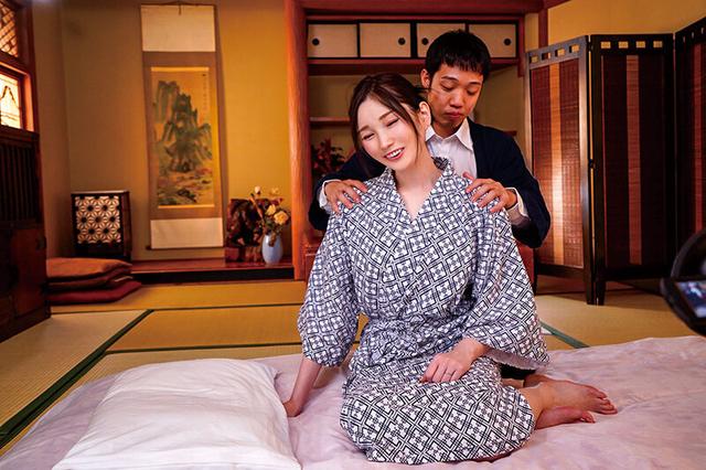 家族に内緒でねとられて… 家族旅行中、巨根青年にイヤというほど突かれイカされた妻 本田もも サンプル画像 7