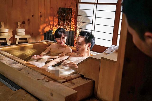 兄嫁温泉旅行 兄夫婦の旅行に運転手として参加した弟は優しい兄嫁と旅先で… 平岡里枝子 サンプル画像 2