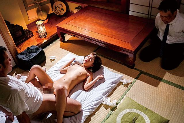 出所直後の巨根男に自宅に居座られ服役中に溜まりまくった精子を夫の目の前で明け方まで何発もぶち込まれた妻 乃木絢愛 サンプル画像 7