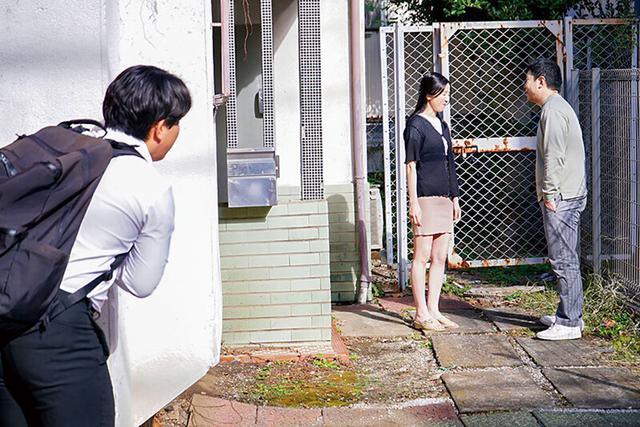 母が体を売っています 息子の学費を稼ぐため優しい母はスケベな男達の言いなりに… 月野ゆりね サンプル画像 3