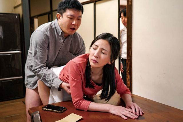 母が体を売っています 息子の学費を稼ぐため優しい母はスケベな男達の言いなりに… 月野ゆりね サンプル画像 5