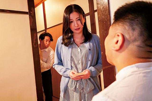 母が体を売っています 息子の学費を稼ぐため優しい母はスケベな男達の言いなりに… 月野ゆりね サンプル画像 8