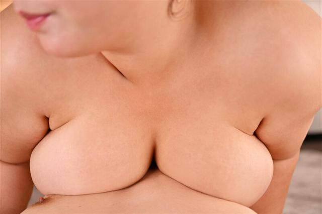 【VR】【8K圧倒的超肉感特化】神乳Jカップむっちむちメタボディはエロ偏差値高めで何度も何度もザーメンを絞り取り求めあう… 南畑颯花 サンプル画像 7