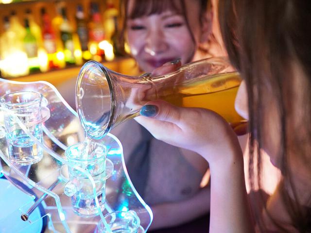 男の娘ガールズバー！聖水、ザーメン飲み放題、超ハーレム4P SEX！ 愛瀬めい/橘芹那/愛瀬まりさ サンプル画像 20
