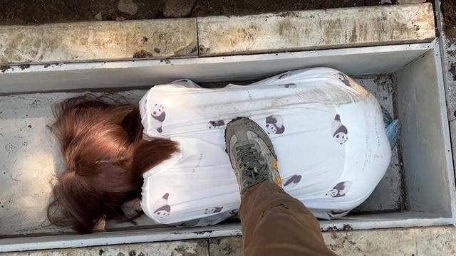 【性奴●】下水管彼女―愛の大豪雨編―純心ドM彼女の鼻と口に大量の雨と土砂がなだれ込む。ゲホゲホ溺れた彼女をDV彼氏はただ「溺愛」しているだけ 白桃はな サンプル画像 2
