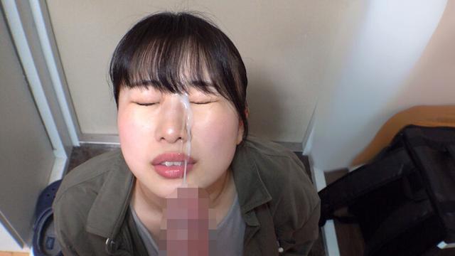 女性配達員さんに顔射 配達のおねえさんに裏オプ玄関先フェラをお願い そのままお顔で射精を受け止めてもらう サンプル画像 11