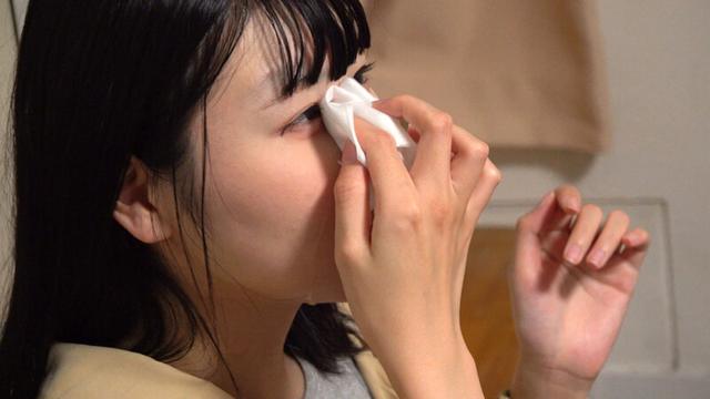 女性配達員さんに顔射 配達のおねえさんに裏オプ玄関先フェラをお願い そのままお顔で射精を受け止めてもらう サンプル画像 9