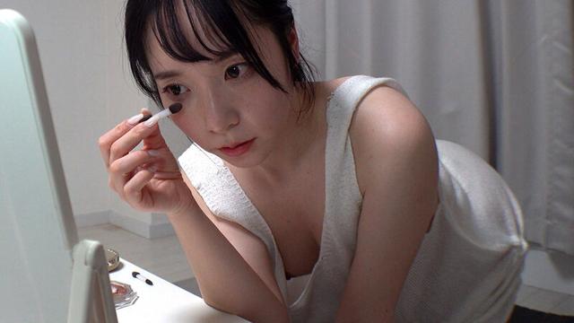 メイク動画で前屈み乳首チラする女の子たち サンプル画像 6