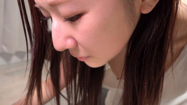 メイク動画で前屈み乳首チラする女の子たち サンプル画像 9