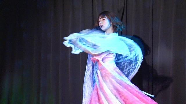 【緊急生放送】自宅のお父さん達に捧ぐ！生ストリップショー最前線 完全版 サンプル画像 17