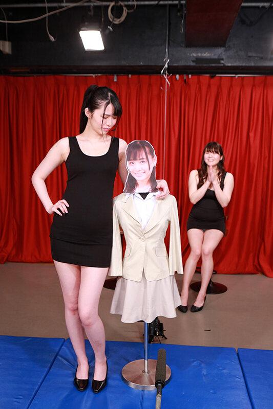 モデル並みの高身長美女に見下され続ける生放送（3）完全版～形の良いおっぱいをローアングルで堪能しまくる サンプル画像 12