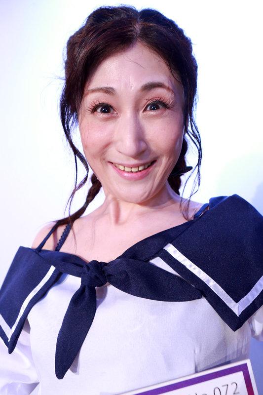 五十路アイドル「GoziU」デビュー！ゴジューの美熟女たちが歌って踊ってLIVEでポロリ！完全版 サンプル画像 12