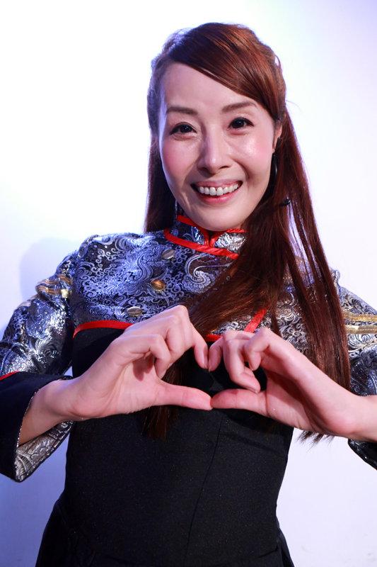 五十路アイドル「GoziU」デビュー！ゴジューの美熟女たちが歌って踊ってLIVEでポロリ！完全版 サンプル画像 14