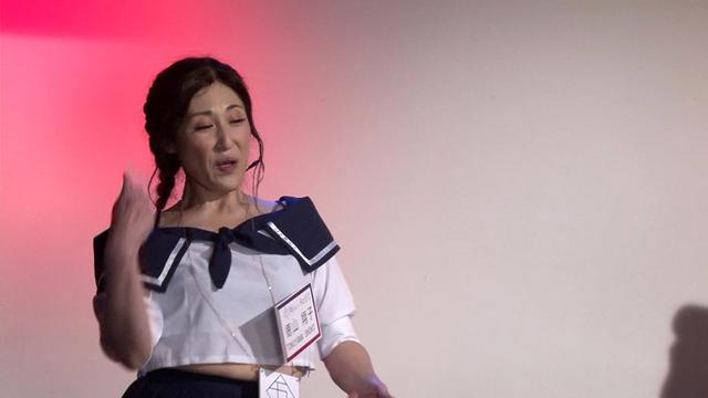 五十路アイドル「GoziU」デビュー！ゴジューの美熟女たちが歌って踊ってLIVEでポロリ！完全版 サンプル画像 5