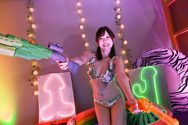 ドキッ！ポロリだらけのナイトプールから完全中継（2）～ぬれぬれビキニ美女のコーマン暴露トーク サンプル画像 4