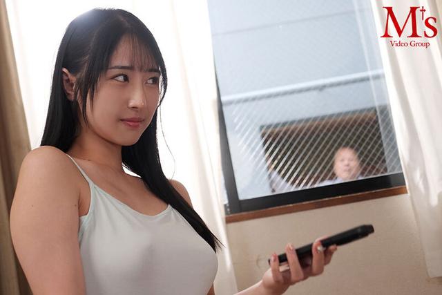 男なら絶対断れない！ とてつもなくいやらしい下着姿で中年おやじに見せつけ誘惑してくる向かいの部屋の露出狂お姉さん 小野坂ゆいか サンプル画像 1