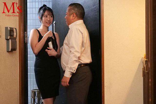 男なら絶対断れない！ とてつもなくいやらしい下着姿で中年おやじに見せつけ誘惑してくる向かいの部屋の露出狂お姉さん 小野坂ゆいか サンプル画像 4