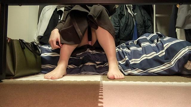 新人部屋飲みドキュメント アイドル顔びしょ濡れピンクマ●娘 成瀬葵ちゃんとお部屋で半中半外ゴム無し部屋呑みSEX サンプル画像 1