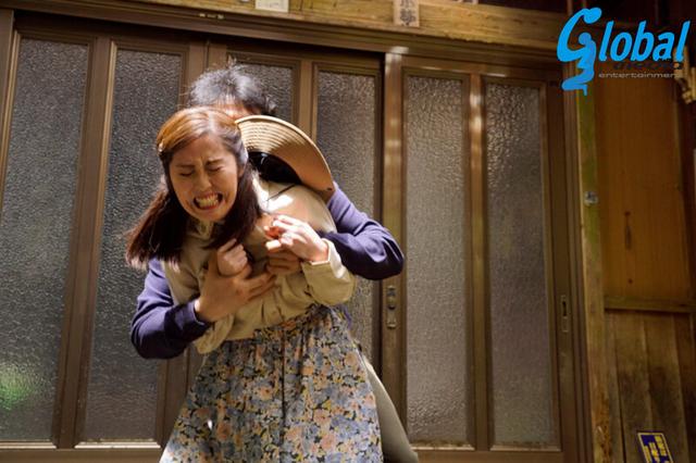 野外レ●プ 人里離れた山奥でサイコパス強●魔に襲われ、泣き叫ぶ声も虚しくボロクソに犯●れた人妻たち 小早川怜子・悠木あやね・伊東沙蘭 サンプル画像 2