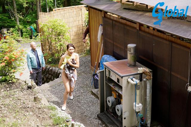 野外レ●プ 人里離れた山奥でサイコパス強●魔に襲われ、泣き叫ぶ声も虚しくボロクソに犯●れた人妻たち 小早川怜子・悠木あやね・伊東沙蘭 サンプル画像 6