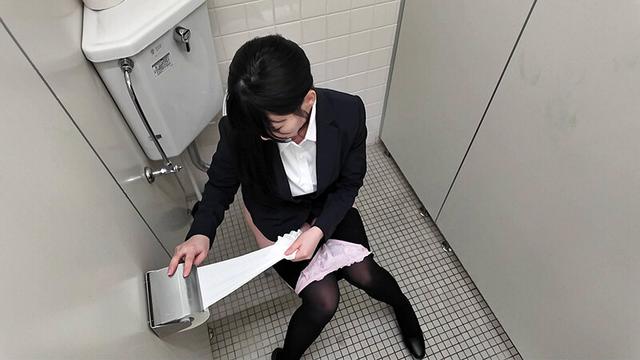 【完全主観レ×プ】丸の内で見かけた新入社員美人OLを出社中に拉致して強● 逢月ひまり サンプル画像 20