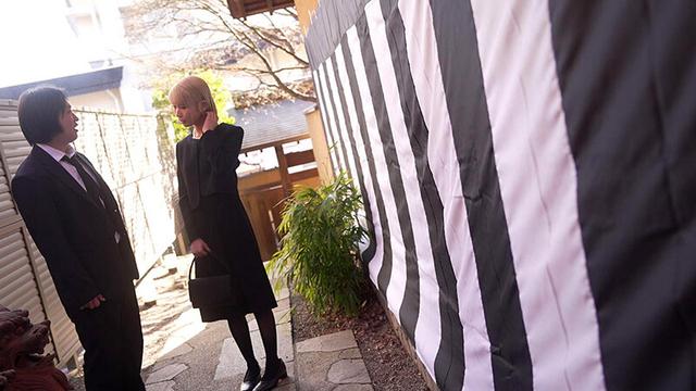 元カレの法事に派手髪で現れた不謹慎な金髪喪服ギャルを散々飲ませて泥●輪●レ●プ 希咲那奈 サンプル画像 1