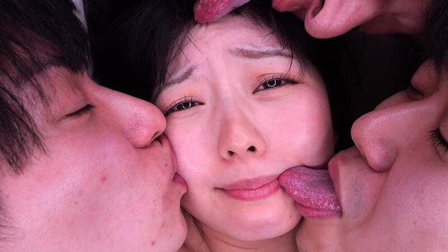 顔面白濁レ●プ 顔さえ触れることの出来なかったパパ活女子の秘密を知り、今では顔面に精子を塗りたくっています。 泉りおん サンプル画像 8