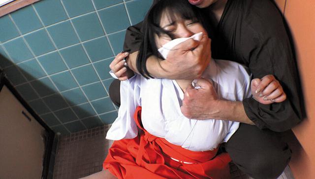 年末年始だけだから… 憧れの助勤巫女 舐め回してあげるからねぇ サンプル画像 9
