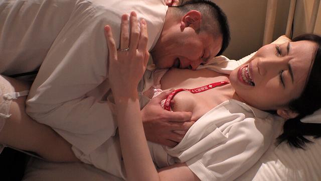 この事は誰にも言わないで… 友達の母ちゃん2 望月瞳 サンプル画像 6