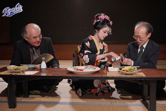 京都で見つけた舞妓さんAVデビュー 花街で予約殺到！笑顔のかわいい舞妓さんが着物を脱ぎすてお座敷でイキまくる！ 賀川かのこ サンプル画像 2