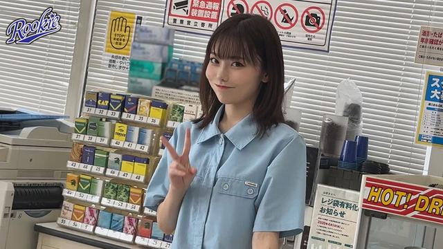 性欲溢れたコンビニバイト彼女は客がいるのにバイトテロ密会＆時短エロ奉仕でザーメンぶっこ抜き！！仕事終わりも変態オマ●コフル稼働でハメまくる24時間ド発情営業。 秋元さちか サンプル画像 1