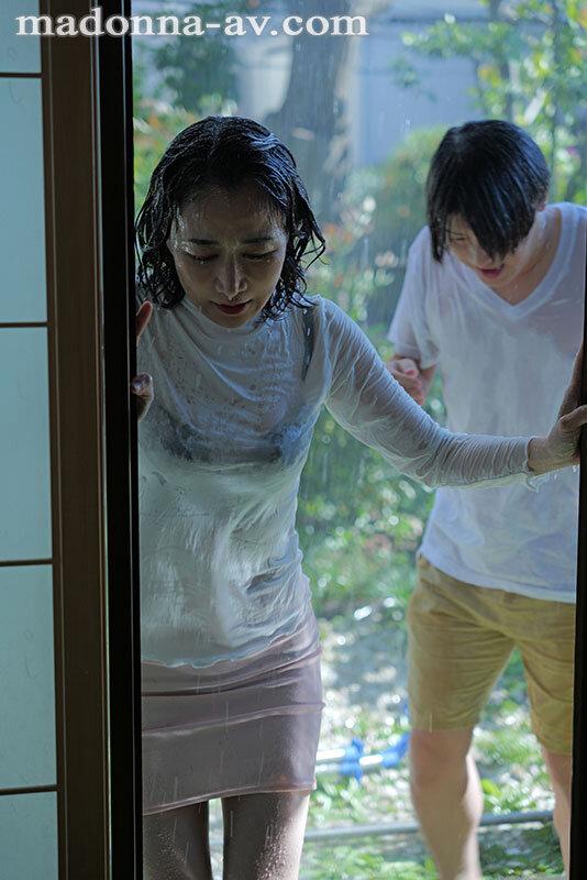 濡れ透ける母の肢体―。同じ屋根の下で二人きり…。 ゲリラ豪雨の夜ー。母子グショ濡れ相姦 瀬尾礼子 サンプル画像 1