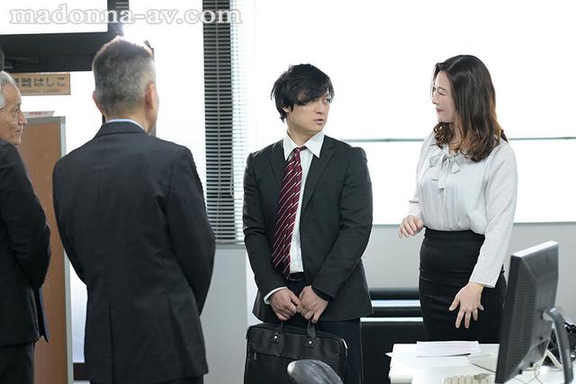 社長夫人、新卒社員を連れ回す私欲の中出し出張旅行 松本翔子 サンプル画像 1