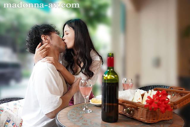 「私たち、カップルに見えるかな？」 息子と肉体関係をもって早3年、今年も夫に内緒で年に一度のお泊りデートへ行って来ます。 一色桃子 サンプル画像 1