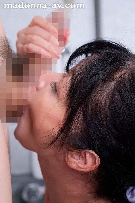 昔ズリネタにしてた友達の母・めぐみさんは 僕の言いなり肉穴家政婦になっている。 鈴河めぐみ サンプル画像 6