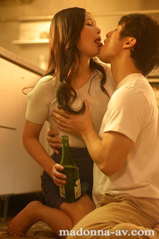 最愛の母と飲み交わした一夜。酒と潮吹きに溺れて大人になった僕。 一色桃子 サンプル画像 5
