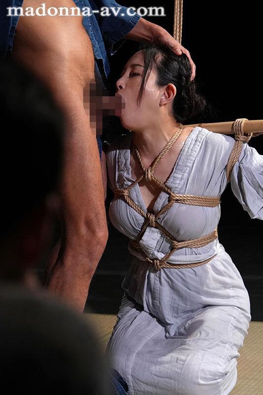 一色桃子【 Madonna100作品記念】 俺は、最愛の妻を寝取らせ緊縛ショーに捧げた。 嗚呼…縛られた君は、イヤらしい。 サンプル画像 2