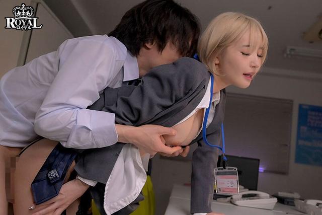 「誰か来たら私の人生終わっちゃうけど、気持ち良すぎてもう…」という心の声が聞こえる僕は、高圧的な女上司だけど、中身は破滅願望しかない巨乳美女をいつバレてもおかしくない場所でハメまくってやった。 百永さりな サンプル画像 16