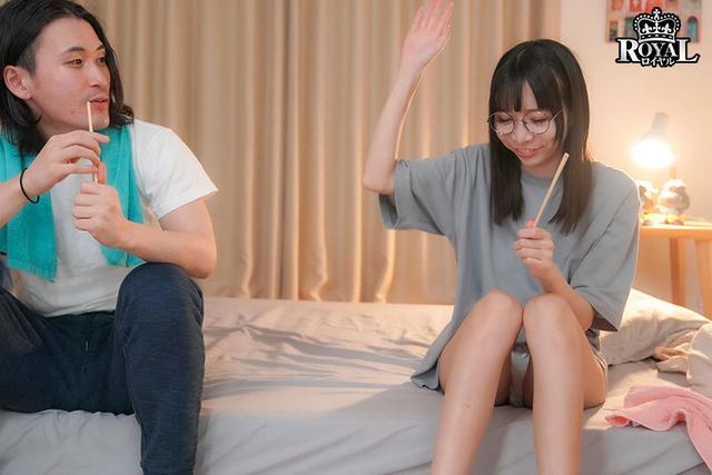 王様ゲームで急接近した隠れ淫乱な地味巨乳と、一泊二日のラブラブ中出しセックス。 雛乃ゆな サンプル画像 10